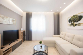 Comfy Central 1 Bedroom Apt with Terrace and View
